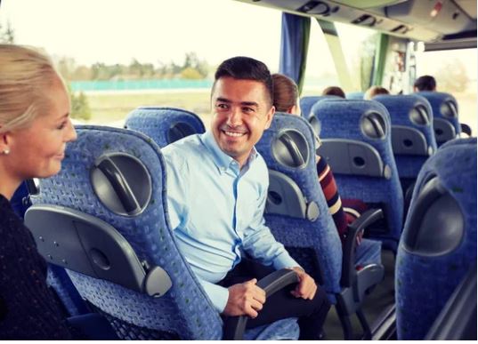 Pasajeros en autobús turístico